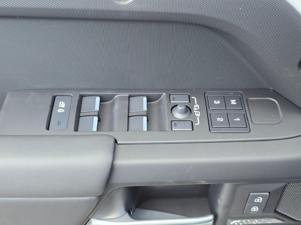 New 2026 Land Rover Defender 110 X-Dynamic SE AWD/4WD image 29