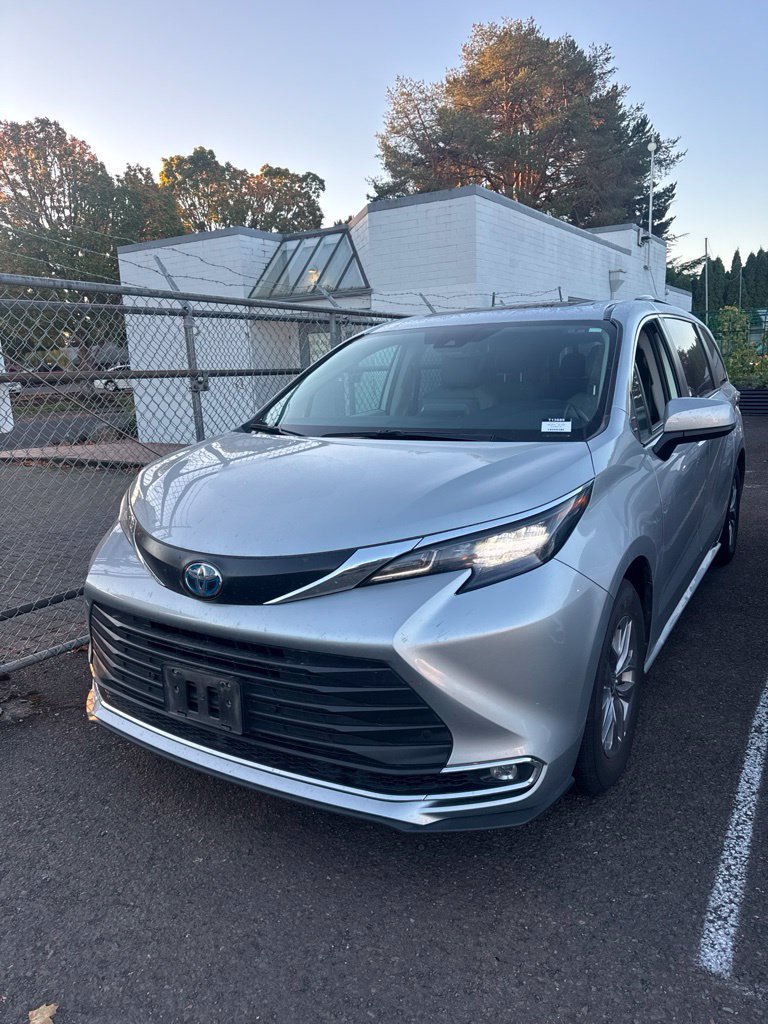 Certified 2024 Toyota Sienna XLE FWD image 1