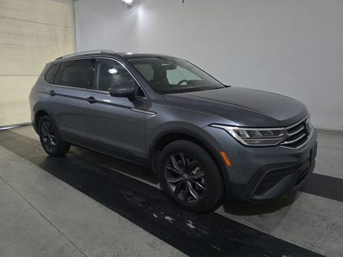 Used 2022 Volkswagen Tiguan SE w/ Panoramic Sunroof Package AWD/4WD image 2