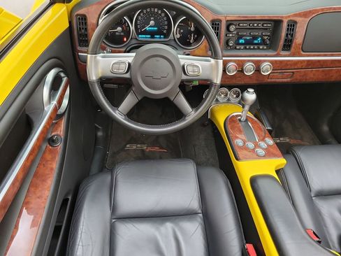 Used 2004 Chevrolet SSR w/ Preferred Equipment Group RWD image 10