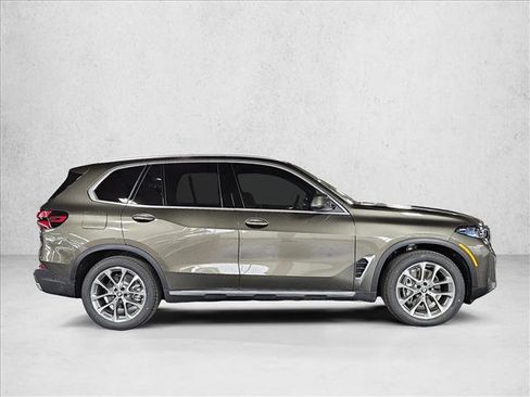 Used 2026 BMW X5 xDrive40i w/ Parking Assistance Package AWD/4WD image 4