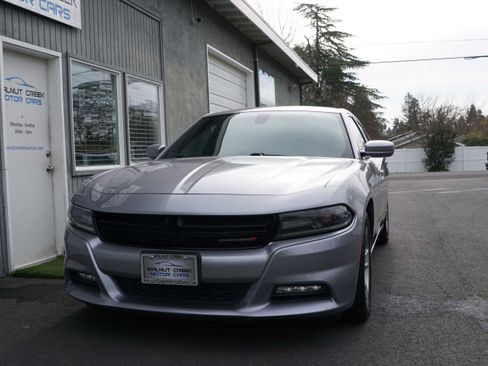 Used 2016 Dodge Charger SXT image 2