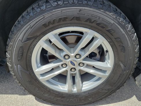 Used 2022 Ford Explorer XLT RWD image 9