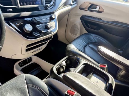 Used 2019 Chrysler Pacifica Touring-L FWD image 17