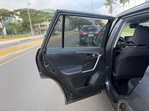 Used 2021 Toyota RAV4 LE AWD/4WD image 12