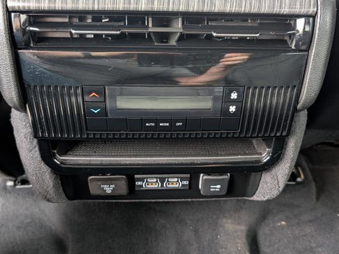 Used 2024 Jeep Wagoneer Series II w/ Flexible Seating Group image 16