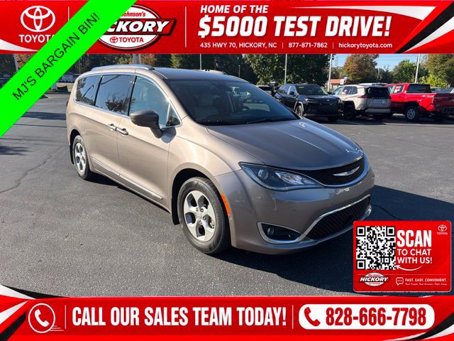 Used 2017 Chrysler Pacifica Touring-L Plus FWD image 1