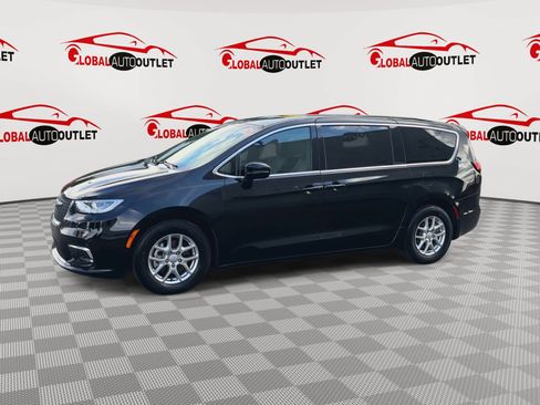 Used 2025 Chrysler Pacifica Select FWD image 4