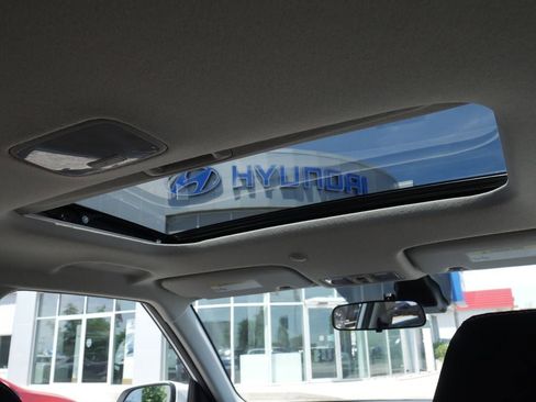 Used 2025 Hyundai Venue SEL FWD image 7