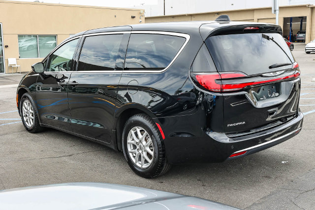 Used 2024 Chrysler Pacifica Touring-L FWD image 4