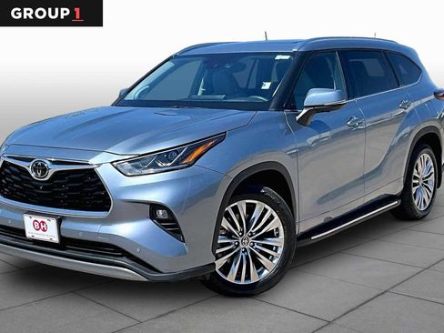 Used 2024 Toyota Highlander Platinum FWD image 1