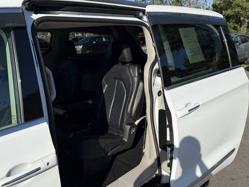Used 2019 Chrysler Pacifica Touring-L FWD image 12