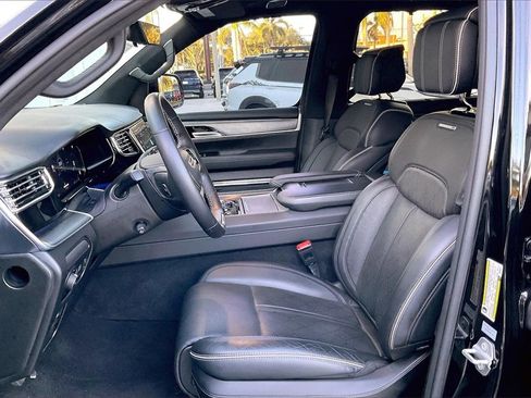 Used 2023 Jeep Grand Wagoneer Series II image 3