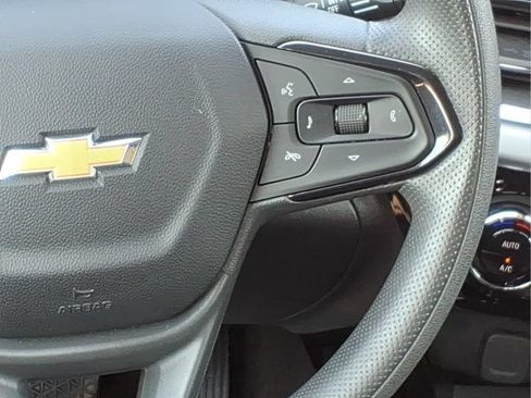 Used 2025 Chevrolet Trax LT FWD image 11