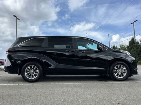 Used 2023 Toyota Sienna LE AWD/4WD image 3