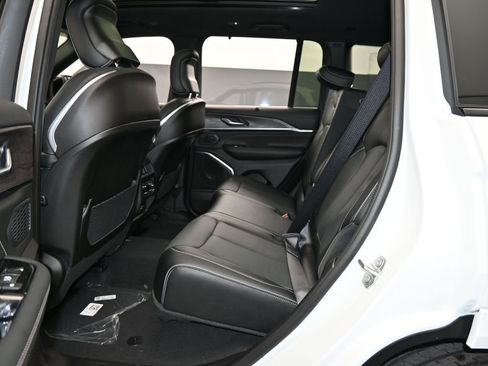 Used 2024 Jeep Grand Cherokee Overland w/ Luxury Tech Group IV image 33