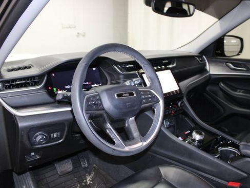 Used 2023 Jeep Grand Cherokee Limited image 16