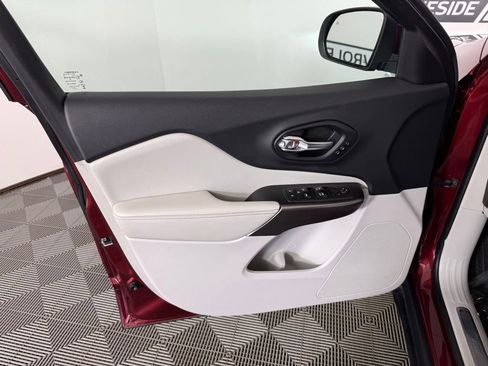 Used 2019 Jeep Cherokee Limited FWD image 14