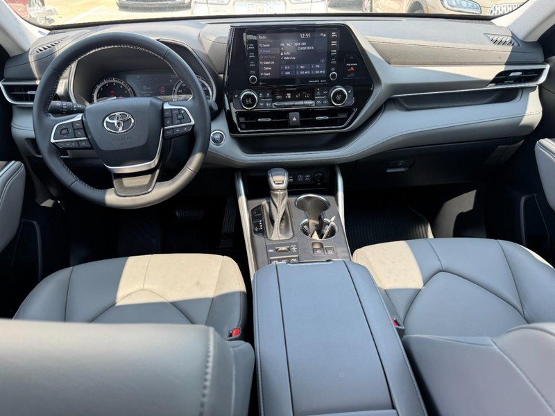 Used 2022 Toyota Highlander XLE AWD/4WD image 9