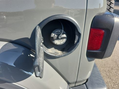 Used 2020 Jeep Wrangler Unlimited Sahara image 14