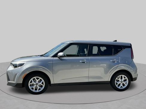Used 2025 Kia Soul LX w/ LX Technology Package FWD image 3