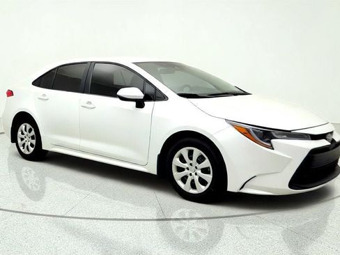 Used 2025 Toyota Corolla LE FWD image 3