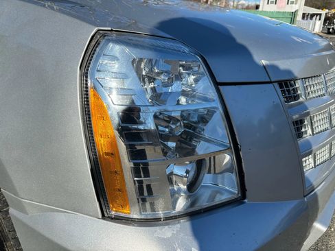 Used 2013 Cadillac Escalade Premium image 4