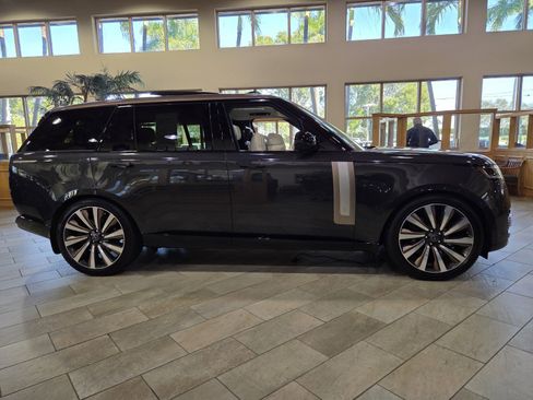Used 2025 Land Rover Range Rover SV image 21