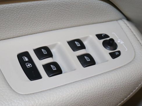 Used 2019 Volvo XC60 T5 Momentum w/ Premium Package image 53