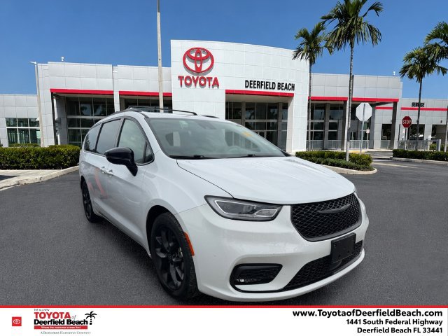 Used 2026 Chrysler Pacifica Limited w/ S Appearance Package FWD image 1