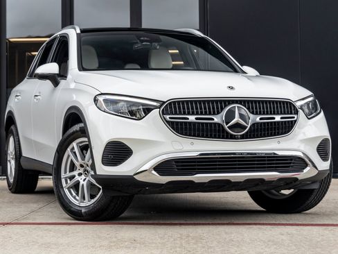 Used 2025 Mercedes-Benz GLC 300 image 2