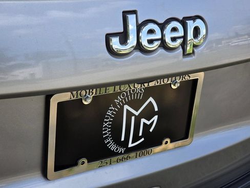 Used 2021 Jeep Grand Cherokee Laredo AWD/4WD image 25