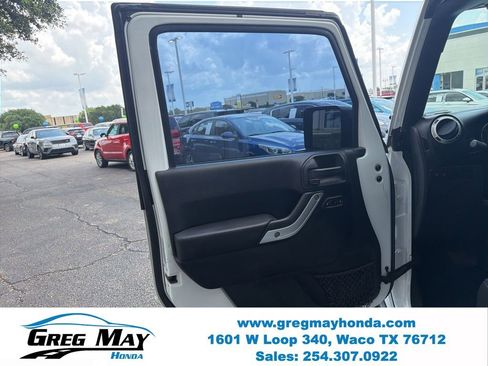 Used 2015 Jeep Wrangler Unlimited Rubicon w/ Connectivity Group AWD/4WD image 9