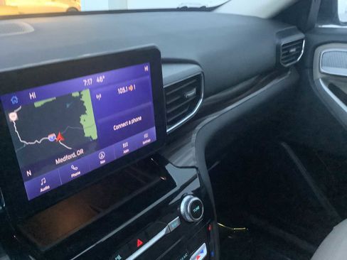 Used 2024 Ford Explorer Limited image 17