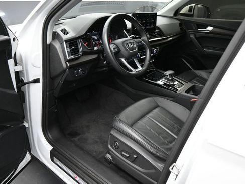 Used 2023 Audi Q5 2.0T Premium w/ Convenience Package AWD/4WD image 2