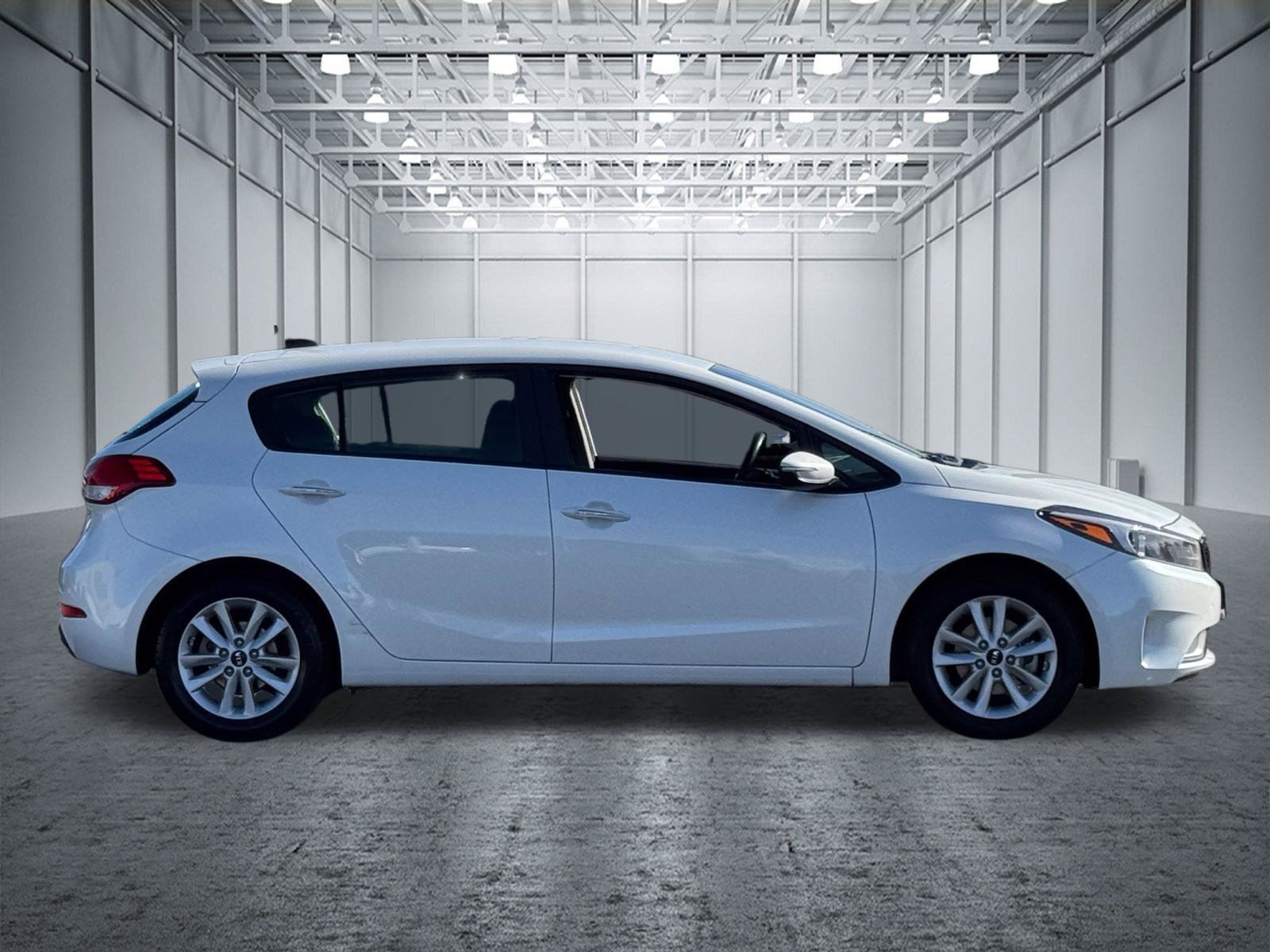 Used 2017 Kia Forte LX w/ Option Group 020 FWD image 5