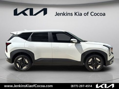 Used 2027 Kia Seltos LX FWD image 3