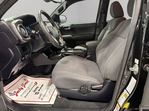 Used 2019 Toyota Tacoma TRD Sport w/ Technology Package image 3