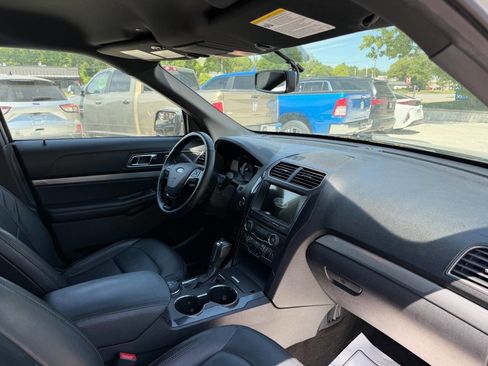 Used 2018 Ford Explorer XLT w/ Equipment Group 202A AWD/4WD image 8