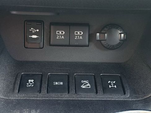 Used 2017 Toyota Highlander SE w/ Carpet Mat Package image 21