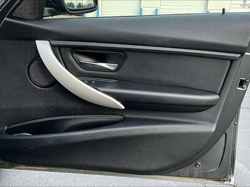 Used 2013 BMW 320i Sedan image 25