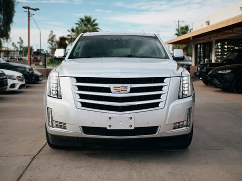 Used 2019 Cadillac Escalade ESV Luxury image 2