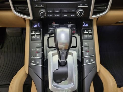 Used 2018 Porsche Cayenne Platinum Edition image 42