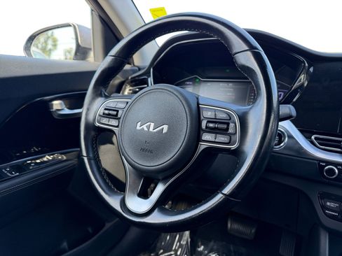 Used 2022 Kia Niro LXS w/ Digital Cluster Package FWD image 9
