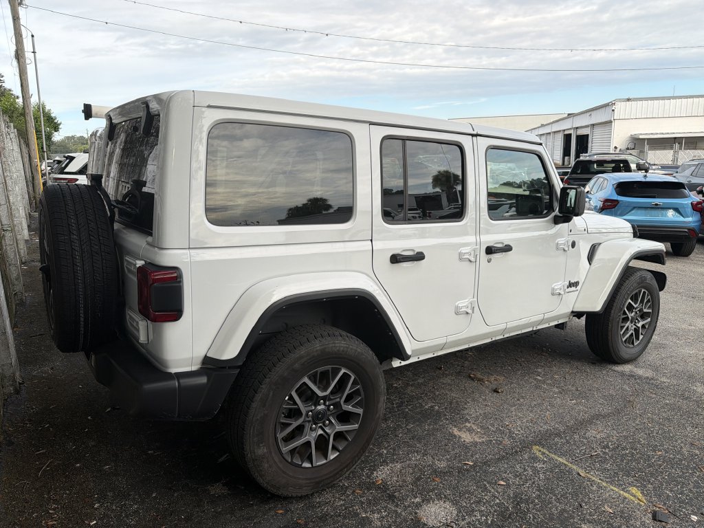 Used 2025 Jeep Wrangler Unlimited Sahara AWD/4WD image 4
