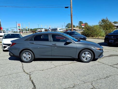 New 2026 Hyundai Elantra SE image 2