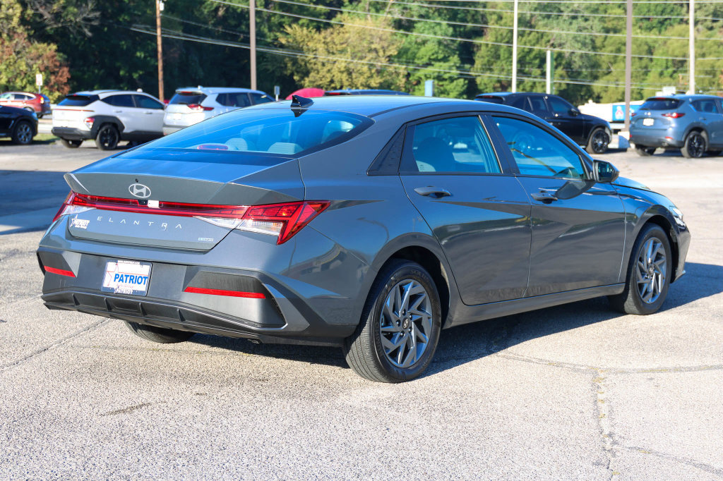 Used 2025 Hyundai Elantra Hybrid FWD image 3