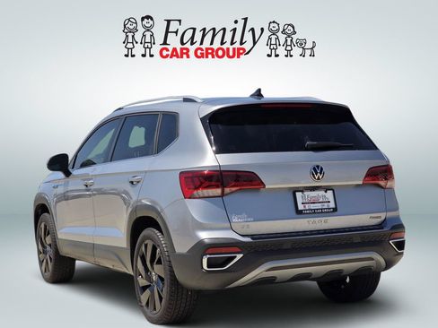 Certified 2024 Volkswagen Taos SE w/ Panoramic Sunroof Package AWD/4WD image 3