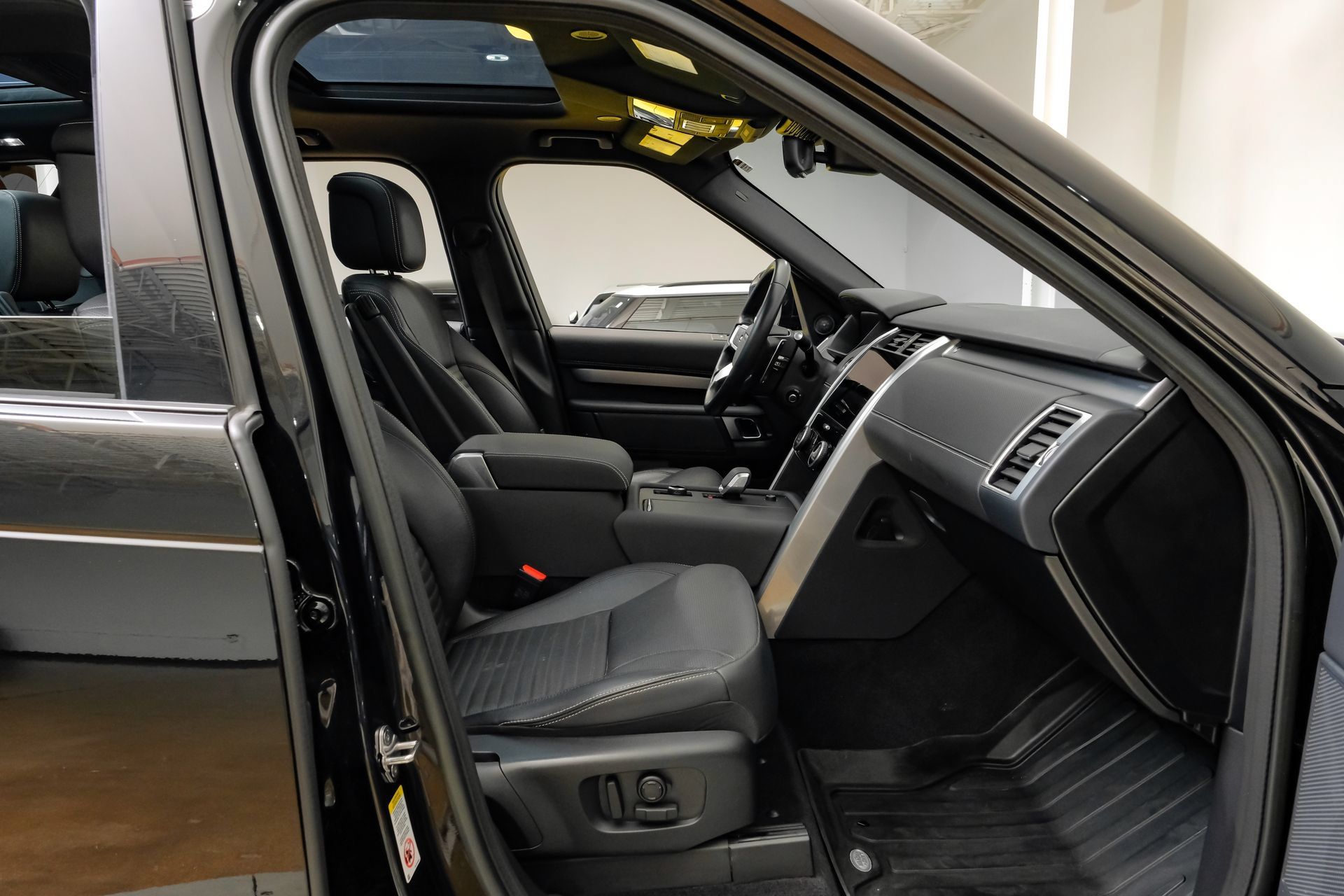 Used 2023 Land Rover Discovery S R-Dynamic AWD/4WD image 37