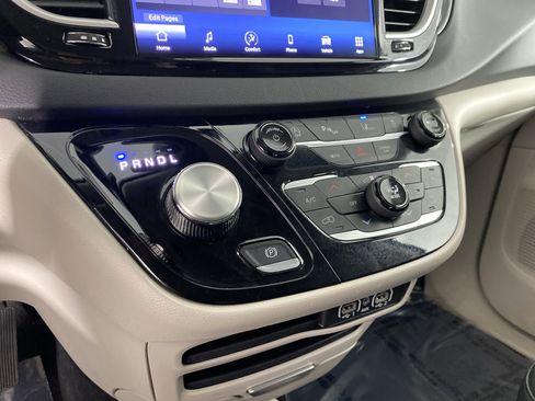 Used 2024 Chrysler Pacifica Touring-L image 29